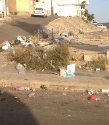 سكان “حي الجامعة بأبها”: النفايات تحاصرنا ولم نرَ سيارات البلدية منذ 5 أشهر!