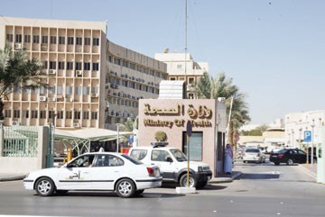 صحة الرياض تقيل خمسة مديرين وتحسم من رواتب 145 موظفاً