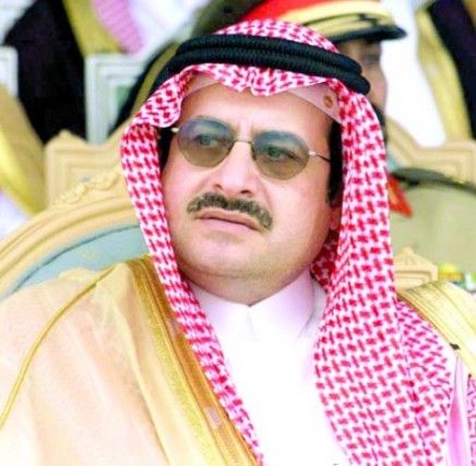 الأمير محمد بن نواف يعزي العقيد الطويان في وفاة نجله