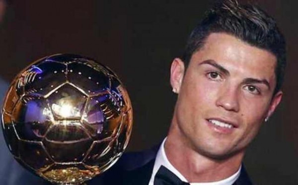 البرتغالي “رونالدو” يفوز بجائزة الكرة الذهبية لأفضل لاعب