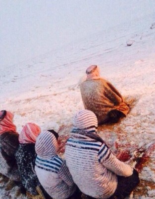 بالصور.. مواطن وأبناؤه يؤدون الصلاة وسط الثلوج بـ”الشمالية”