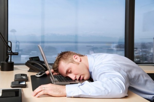 علماء: من مصلحة العمل أن ينام الموظفون قليلا في أماكن عملهم