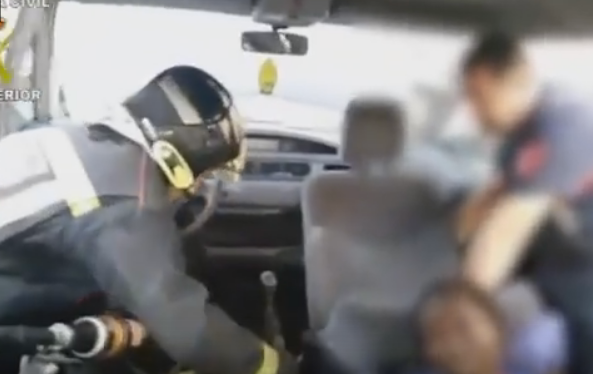 شاهد.. الشرطة الإسبانية تضبط أحد المهاجرين تحت مقعد سيارة