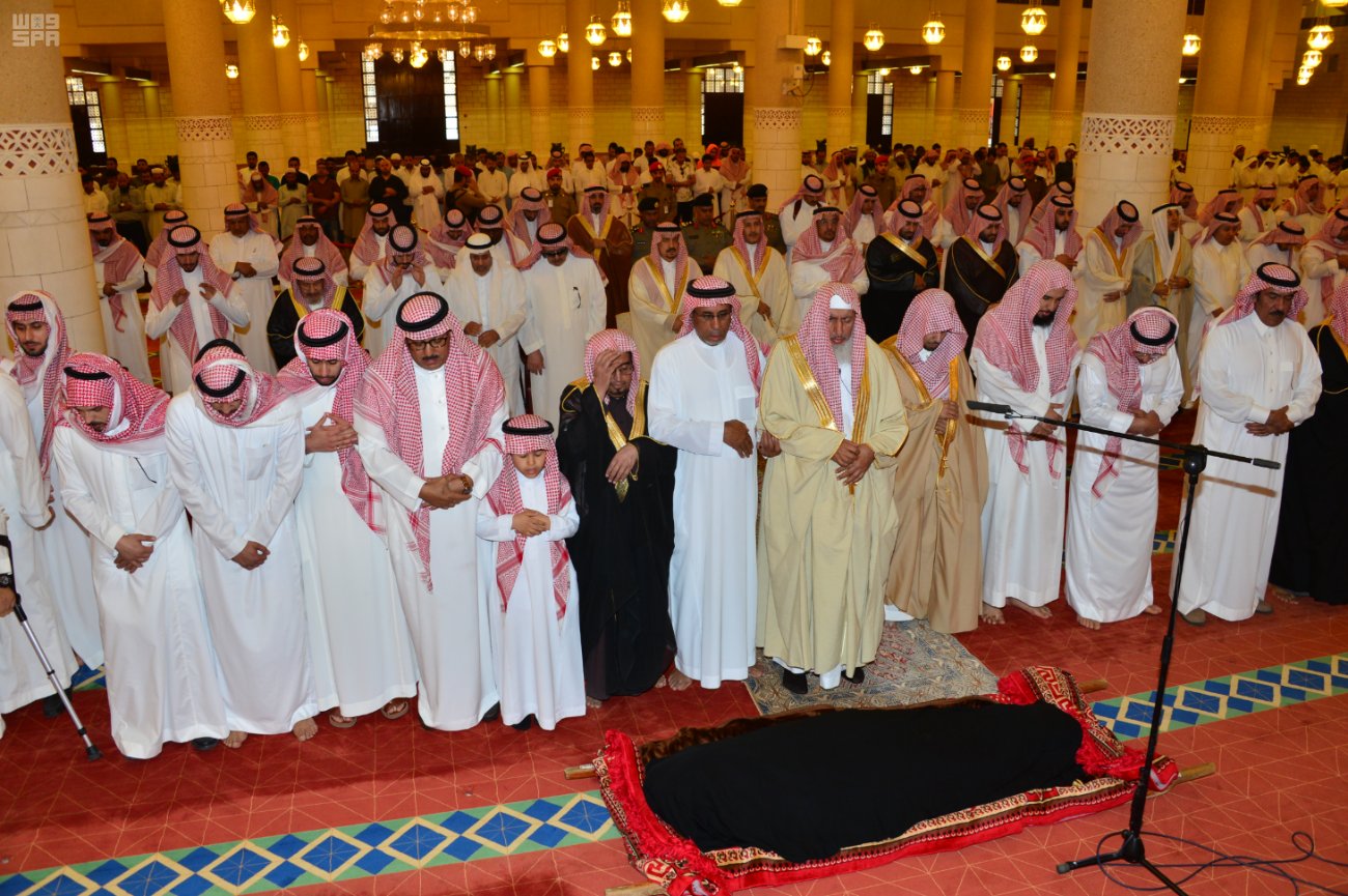 أمير الرياض يؤدي صلاة الميت على والدة الأمير نواف بن سعود
