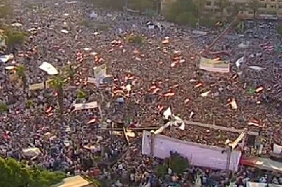 مؤيدو مرسي يغلقون شارع الطيران أمام حركة السيارات