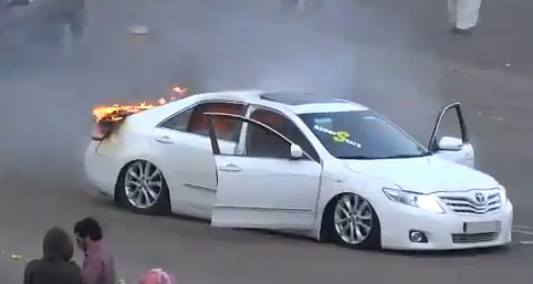 بالفيديو.. النيران تلتهم سيارة معدلة في استعراض ببلّسمر