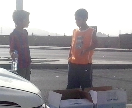 أطفال يبيعون المياه عند إشارات المرور بالمدينة