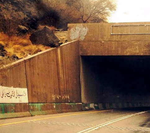 صخرة ضخمة تهدّد سلامة عابري طريق بني مالك_ الباحة_ ثقيف