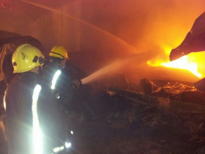 “مدني مكة” يخمد حريقاً داخل مجزرة المعيصم ويمنع انتشاره