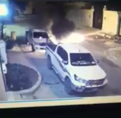 بالفيديو.. كاميرا مراقبة توثق شابًا يحرق سيارة عمدًا والسبب مجهول