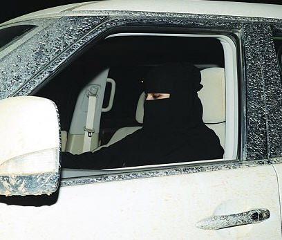“دليل المرور الخليجي” يمنع المبرقعة من قيادة السيارة
