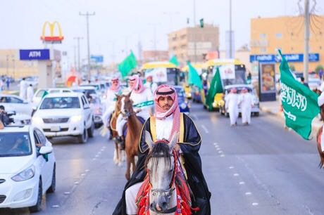 بالصور.. مسيرات للخيول والسيارات الكلاسيكية والشوارع تكتسي بالأعلام احتفاء باليوم الوطني في البكيرية