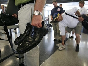 أمريكا تحذر شركات الطيران من “أحذية مفخخة”