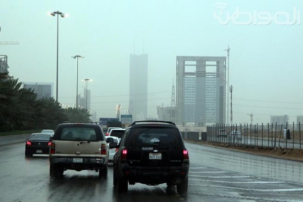 شاهد بالصور.. العاصمة  وسط الغبار وزخات المطر