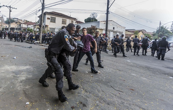 بالصور.. 5 آلاف برازيلي يشتبكون مع قوات الأمن في ريو دي جانيرو