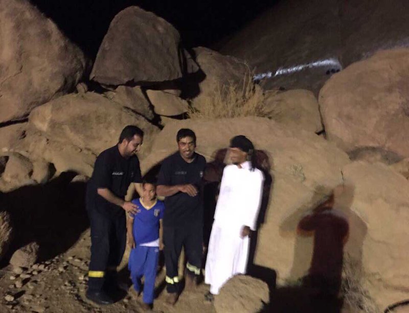 مدني عفيف ينقذ طفلًا احتُجز فوق قمة جبل