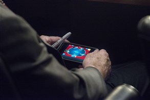 بالصورة.. ماكين يلعب البوكر أثناء مناقشة ضرب سوريا