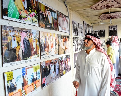 صور نادرة لملوك السعودية تجذب زوار مهرجان الساحل الشرقي
