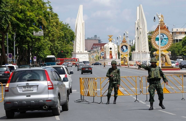 بالصور.. القوات التايلاندية تنتشر بوسط بانكوك لمنع الاحتجاجات
