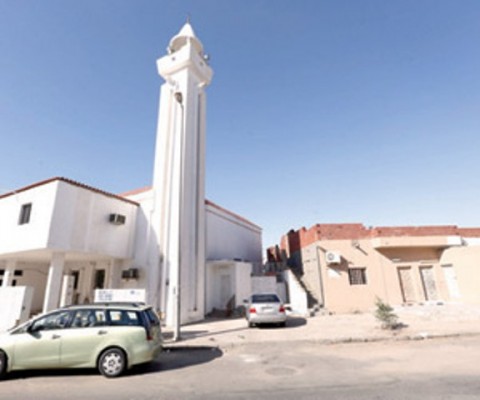مؤذن مسجد يُنشئ عمارة سكنية بحديقة عامة بـ”نزهة جدة”!