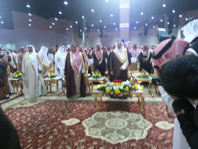 أمير عسير يسلم جائزة حسن الحويزي للتفوق لـ 126 طالباً