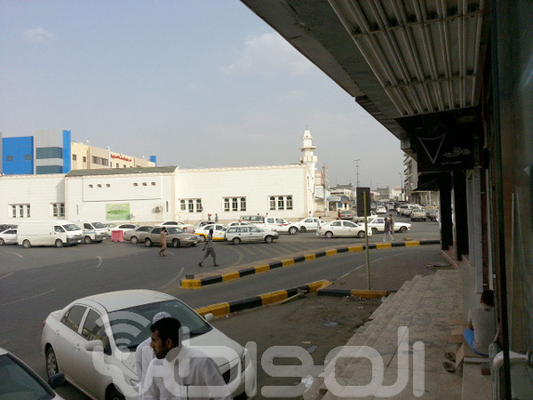 حركة المرور بخميس مشيط تعطل حركة المرور أمام مسجد الحواشي