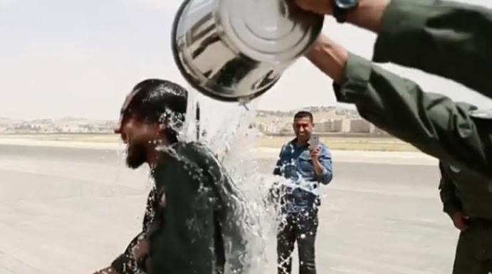 بالفيديو.. ضباط أردنيون يسكبون الماء على ولي عهد الأردن