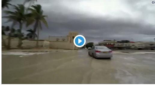 بالفيديو.. مد بحري في شوارع عُمان بسبب إعصار ميكونو