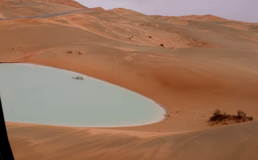 بالفيديو الصور.. صحراء الربع الخالي تتحول إلى بحيرات لأول مرة منذ 20 عامًا