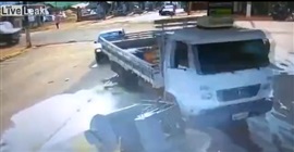 فيديو مروع.. سيارة تقتحم محطة وقود وتسحل عاملًا