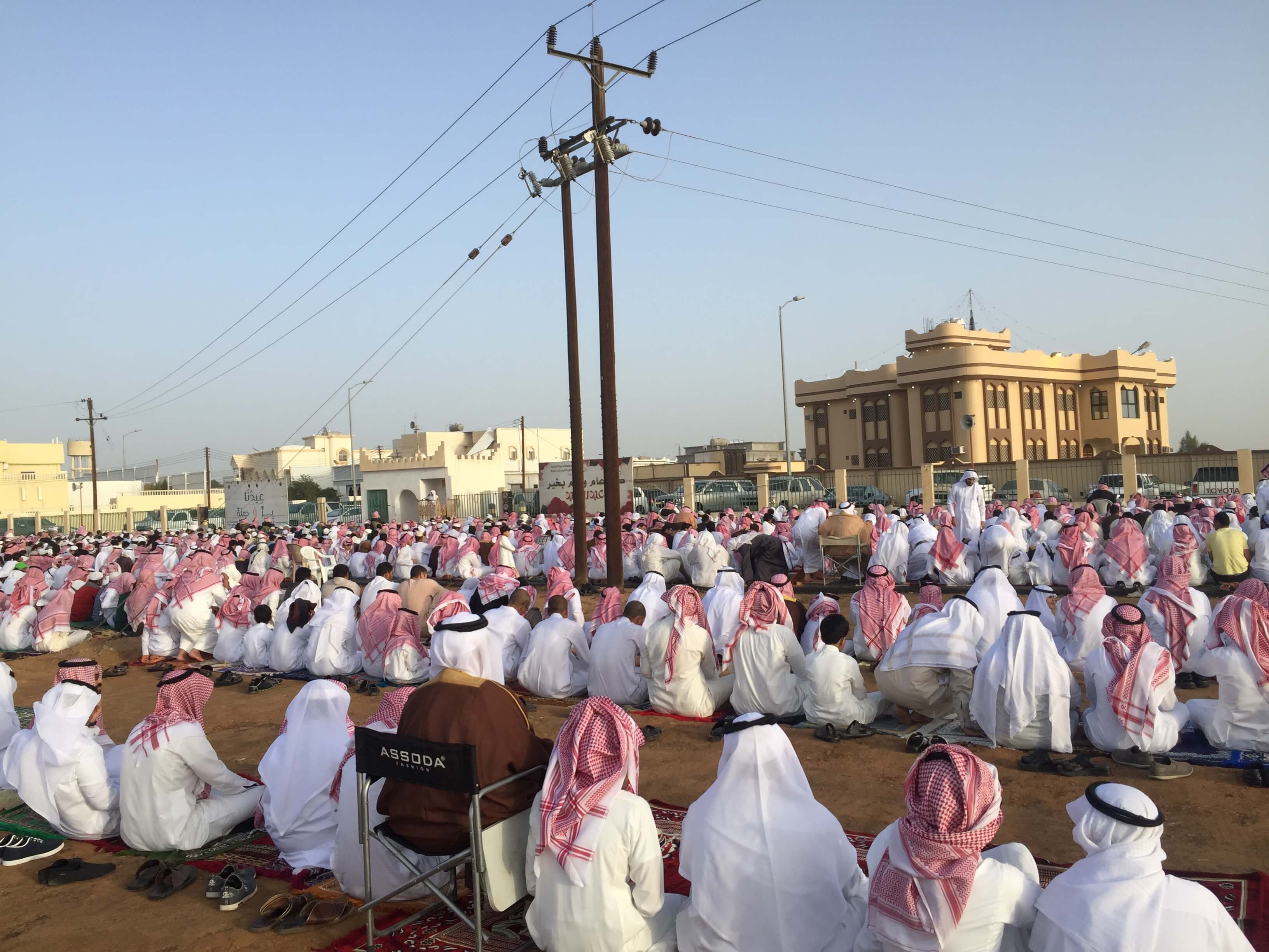 بالصور.. أعمدة الضغط العالي تتوسط  مصلى العيد في درب العقيدة بأحد رفيدة!