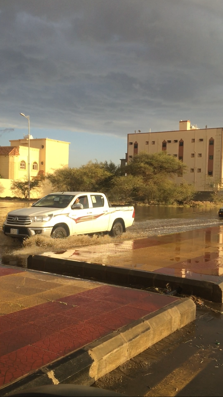 بالصور.. الأمطار ترفع منسوب المياه في حي النزهة والبلدية تتدخل بالشفط