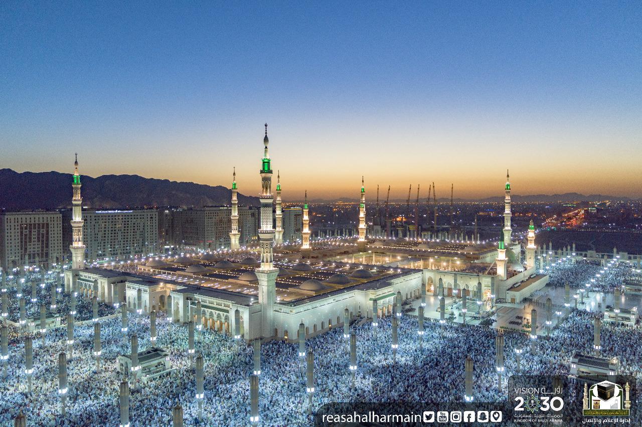 شاهد.. صور جوية لصلاة عيد الفطر في المسجد النبوي