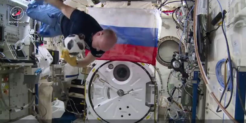 بالفيديو.. رواد فضاء روس يلعبون الكرة في سفينتهم .. هل يسدد الخلفية المزدوجة؟