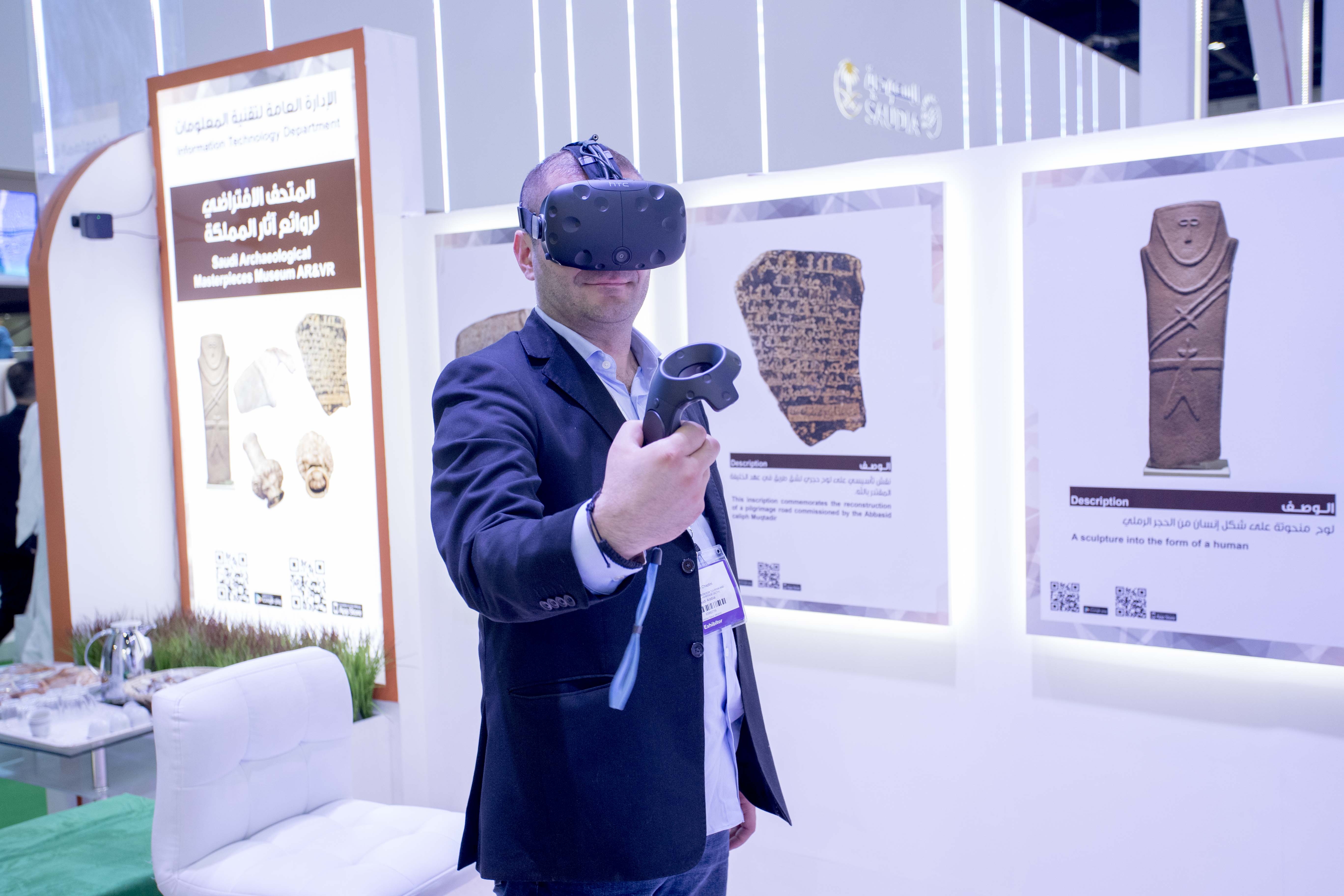 لأول مرة.. القطع الأثرية السعودية بتقنية الواقع الافتراضي في سوق عكاظ