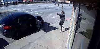 بالفيديو.. لصان يتفاجآن بضابط شرطة داخل سيارة أثناء سرقتها
