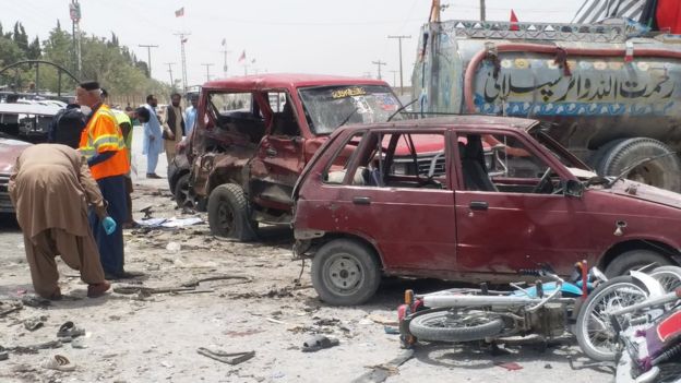 Pakistan News هجوم انتحاري يقتل 27 شخصًا و عمران خان الأقرب إلى رئاسة الحكومة