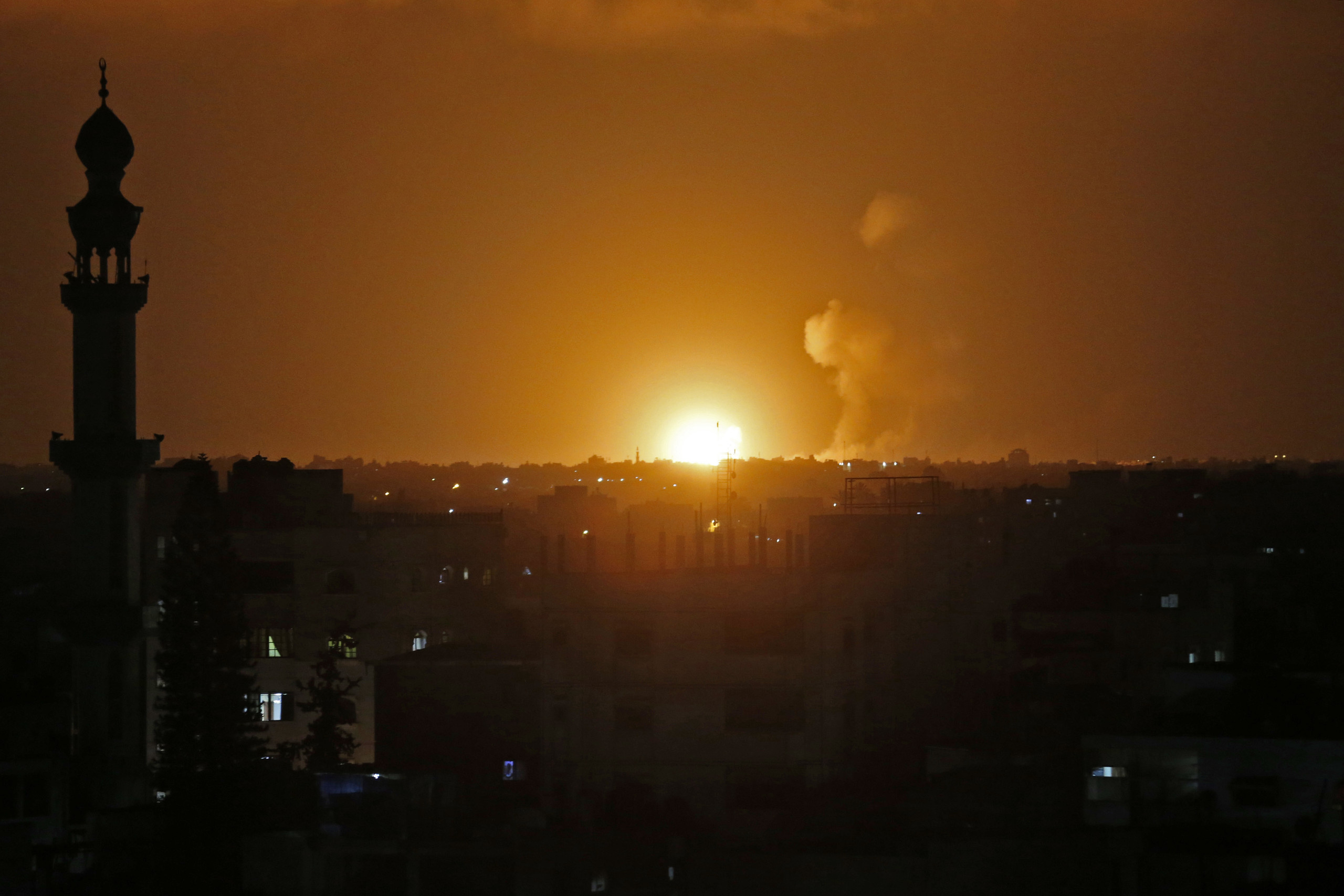 غزة على حافة الهاوية.. استشهاد 4 فلسطينيين ومقتل ضابط إسرائيلي