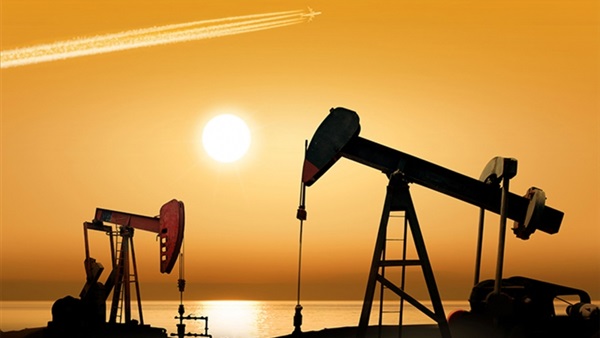 النفط يرتفع محدداً بدعم خفض المملكة للإنتاج وعقوبات إيران