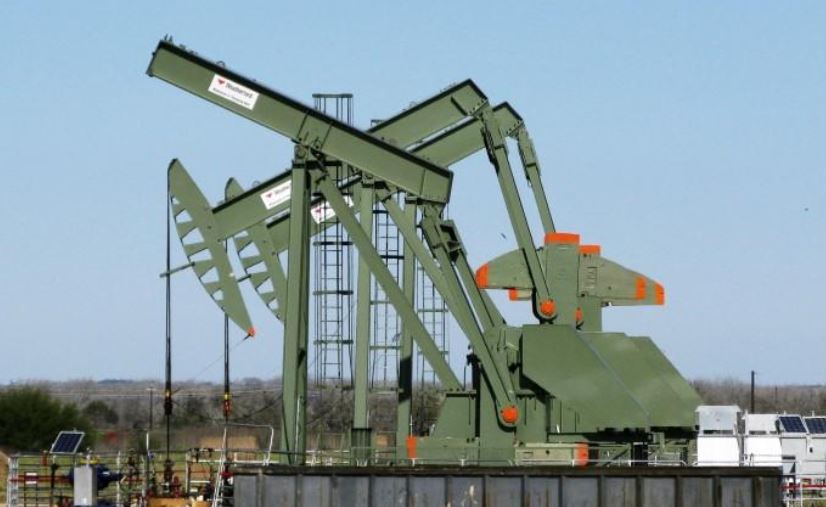 النفط يهبط وسط توترات تجارية