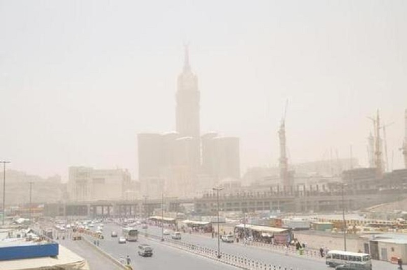 موجة غبار كثيفة تحد الرؤية على طريق مكة – المدينة والأمن يحذر