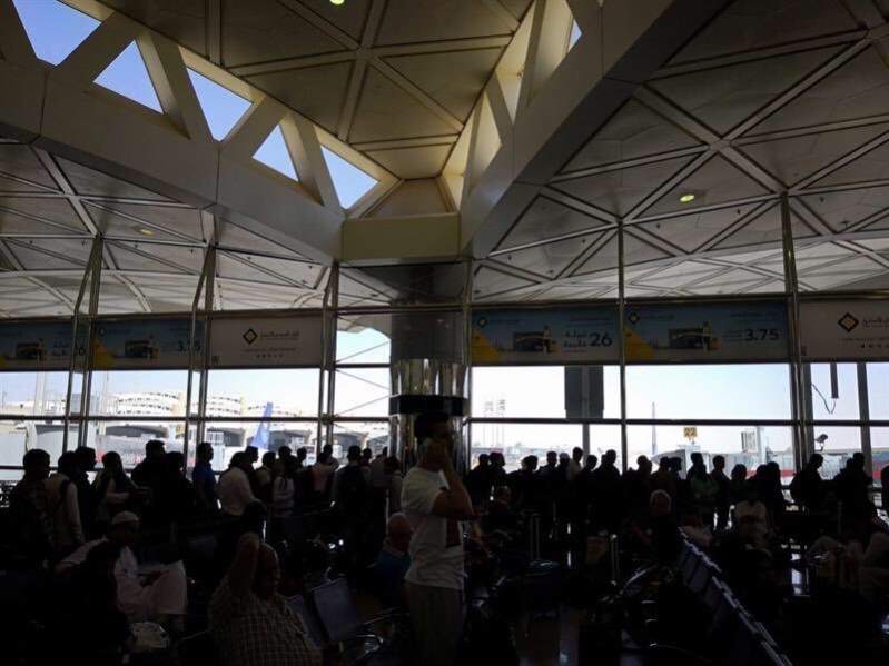الخطوط السعودية ألغت رحلة مباشرة وأجبرت المسافرين على الترانزيت بعد أن حصَّلت قيمة التذاكر