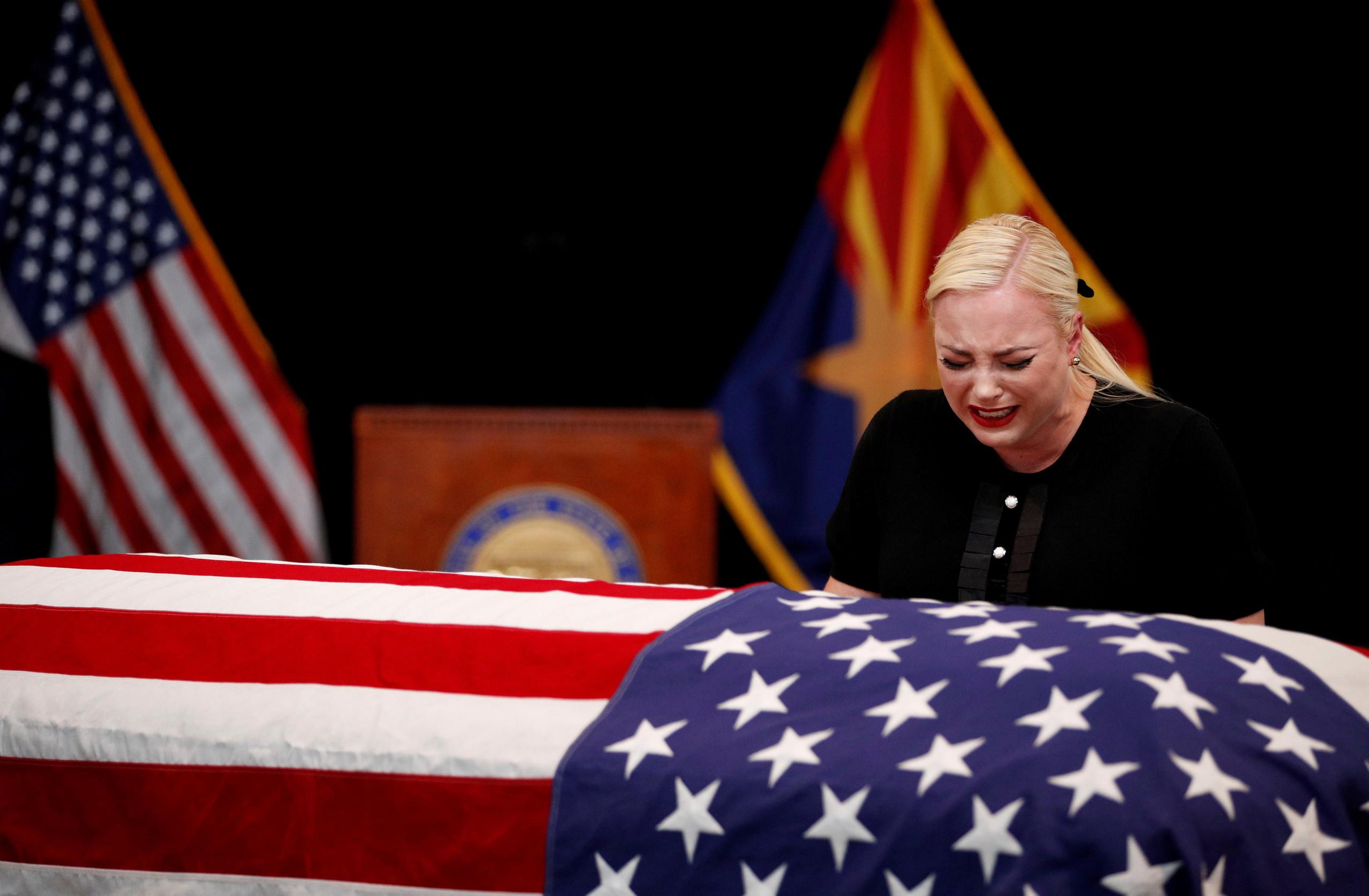 صور مؤثرة.. زوجة جون ماكين تبكي بُحرقة فوق تابوته في الوداع الأخير