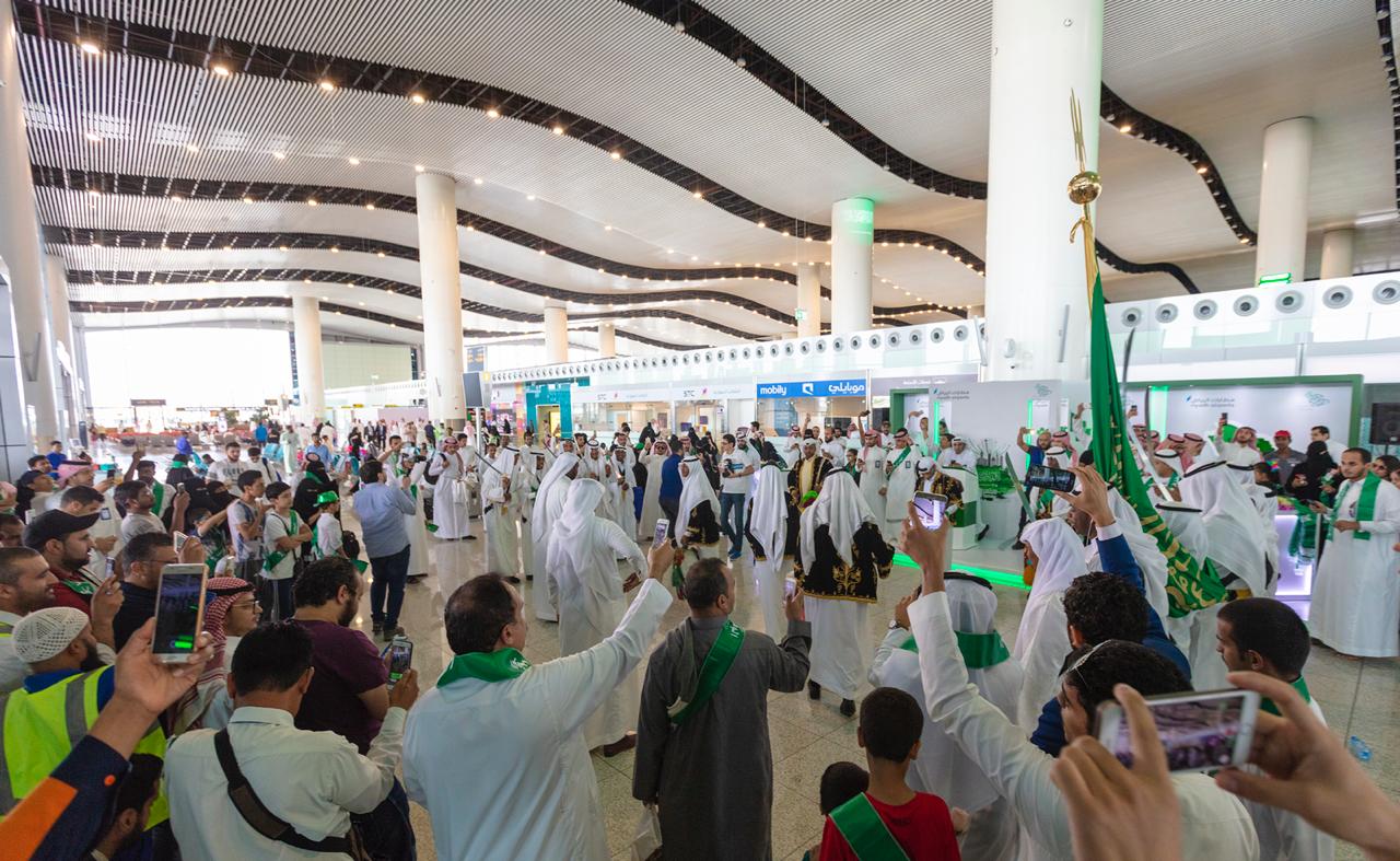 شاهد بالصور.. مطارات المملكة تحتفي مع المسافرين بيوم الوطن