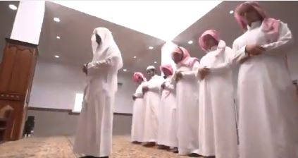 بالفيديو.. حالات وقوف المأموم يمين الإمام في الصلاة