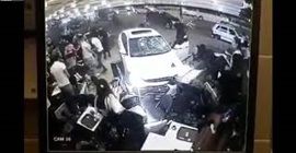 فيديو مروع.. مركبة طائشة تقتحم مقهى مزدحمًا بالرواد