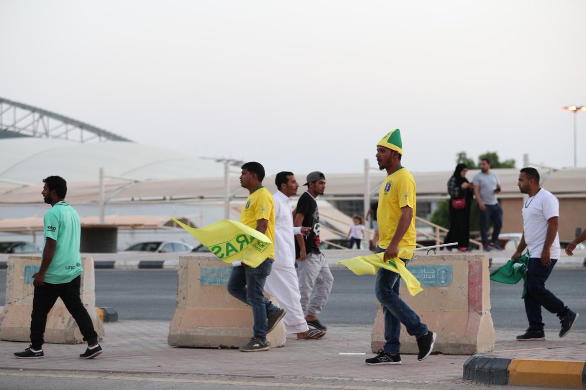 صور.. أجواء حماسية قبل مباراة المنتخب السعودي والبرازيل ...