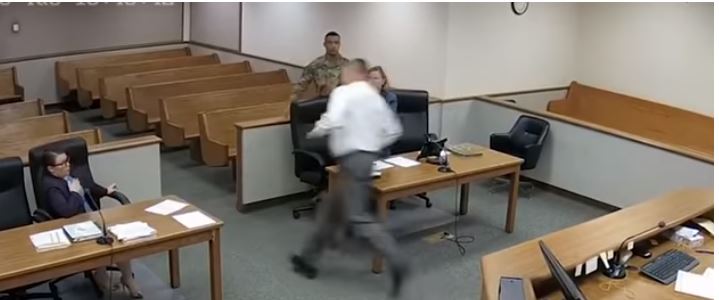 فيديو.. قاضٍ يخلع رداءه ويطارد متهمين هربا أثناء المحاكمة