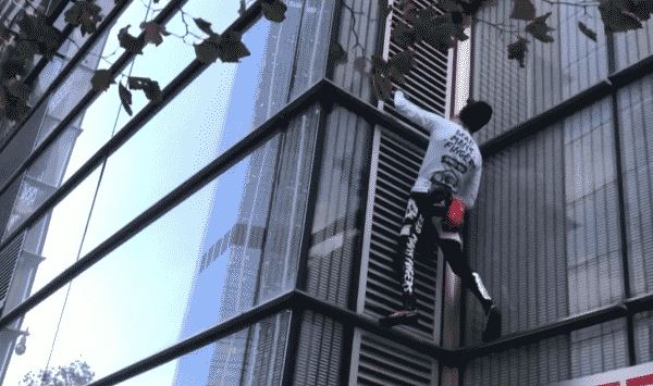فيديو وصور.. خمسيني يتسلق برجًا ارتفاعه 230 مترًا على طريقة سبايدرمان