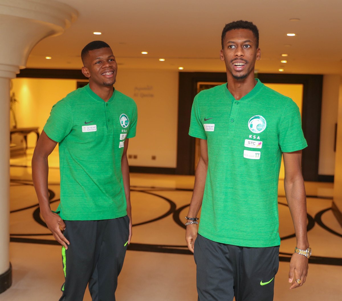 صور .. لاعبو الأخضر يصلون مقر معسكر الرياض